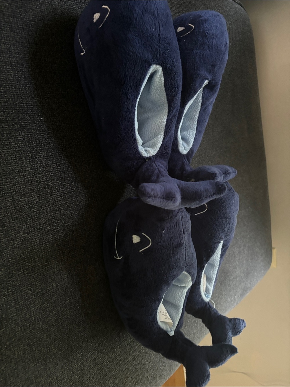 Vineyard vines whale kids slippers